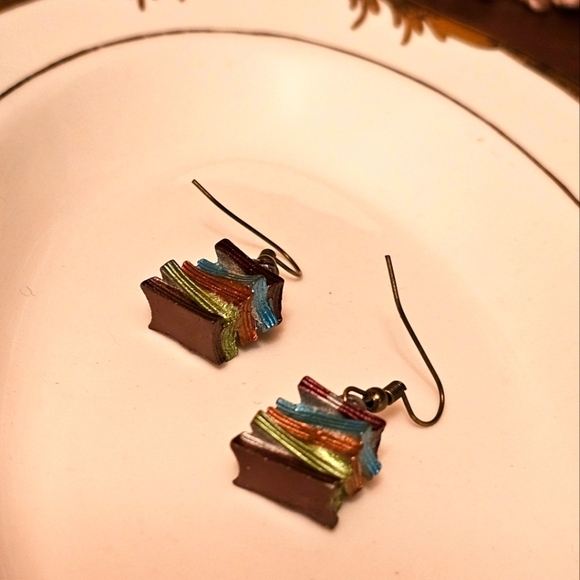 🐿 5/$20 🐿 NEW Colorful Stack of Book Earrings E1P32 - Picture 4 of 5